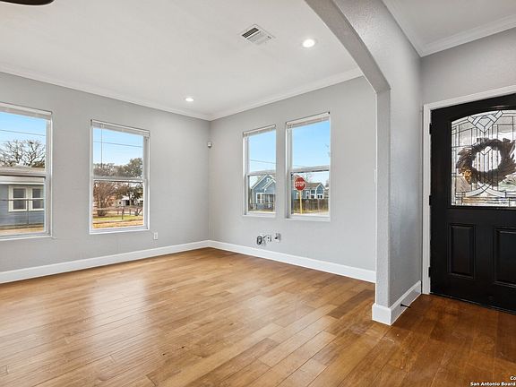 5th image of 946 W ELSMERE PL