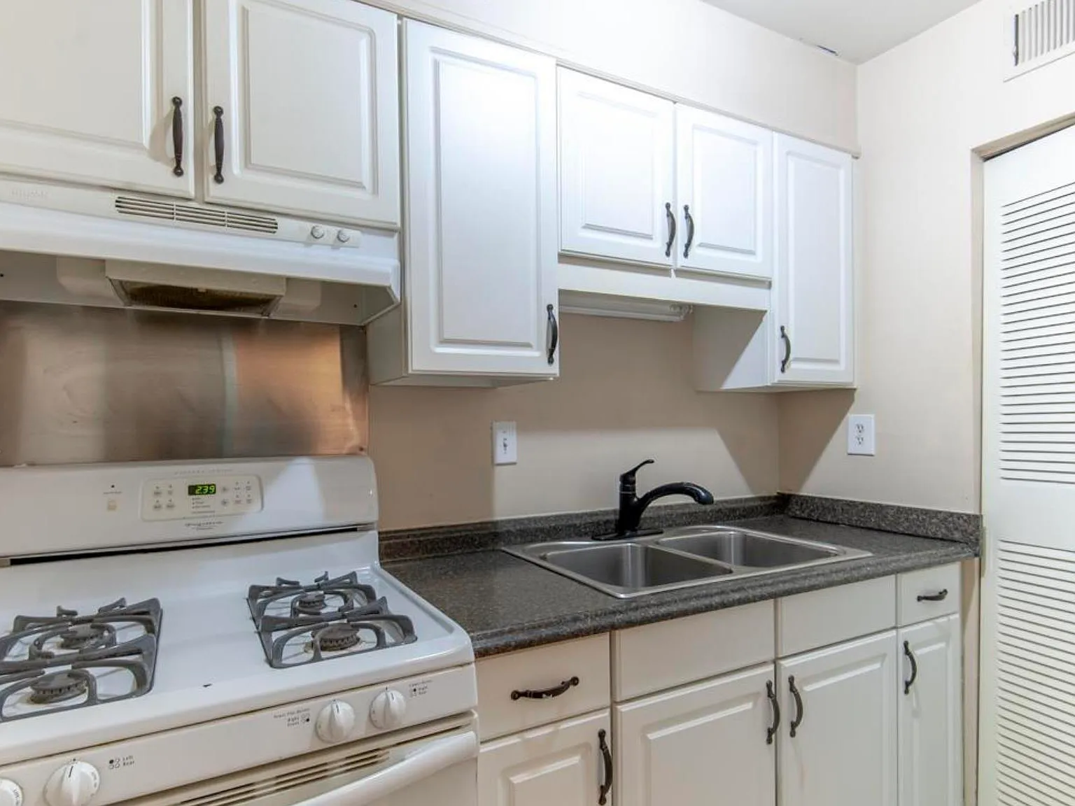 1 bed, 1.0 bath, 676 sqft, $1,300 — Photo 4