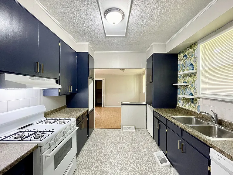 1504 Charlton St — Photo 9