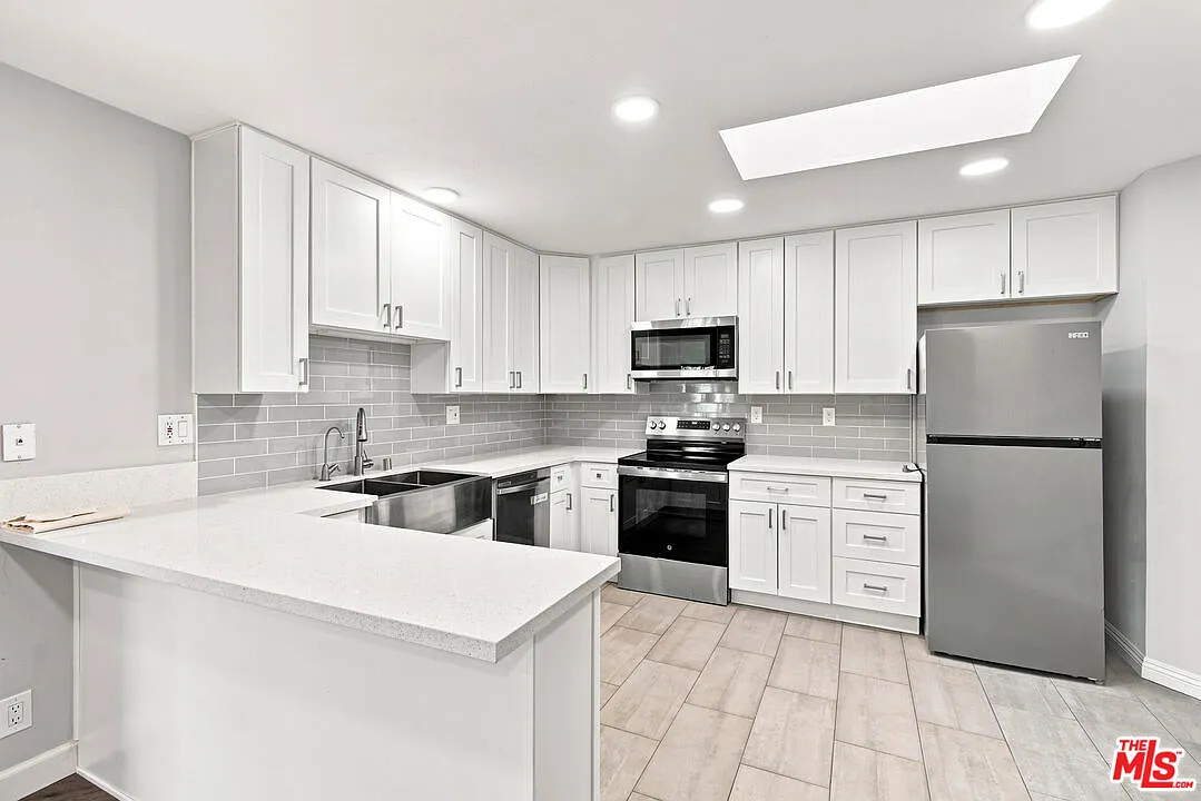 2 bed, 2.0 bath, 1080 sqft, $3,300 — Photo 3