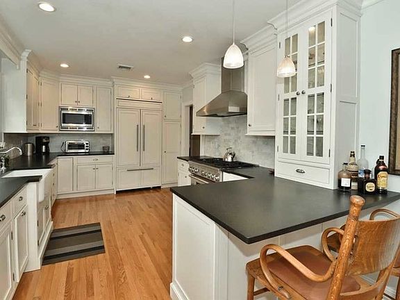 5th image of 24 Surrey Ln