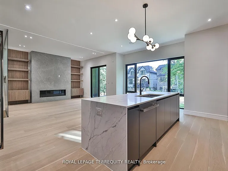 741 Woburn Ave — Photo 12