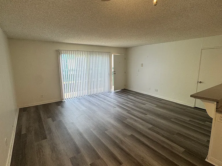 1247 N June St — Photo 22