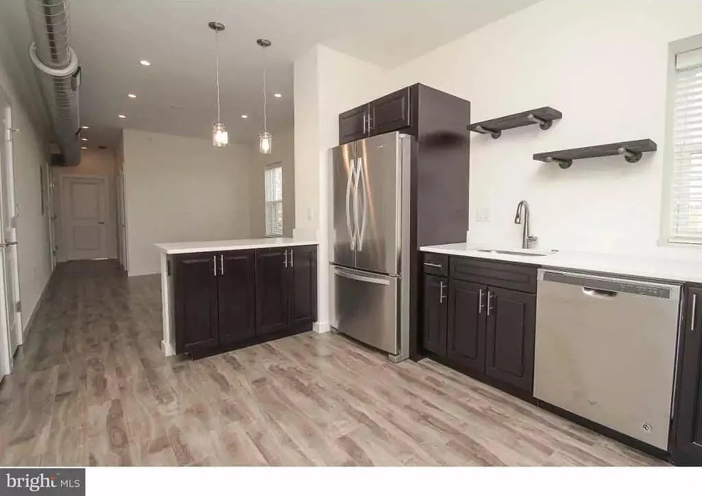 2 bed, 1000 sqft, $1,900 — Photo 3