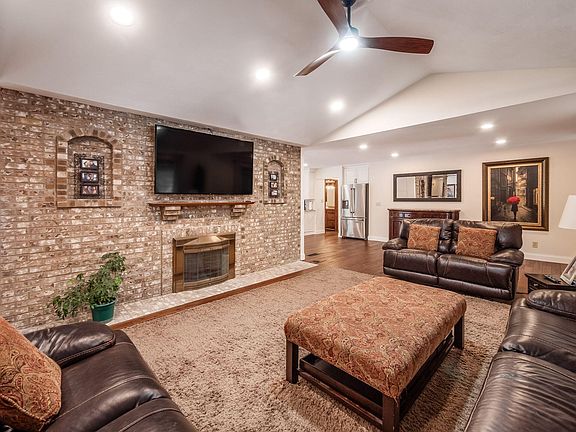 3rd image of 2295 Olmstead Rd