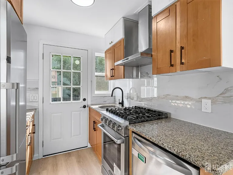 250 Brookside Ave — Photo 8