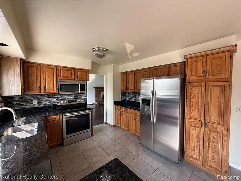 5164 Crowfoot Dr — Photo 12