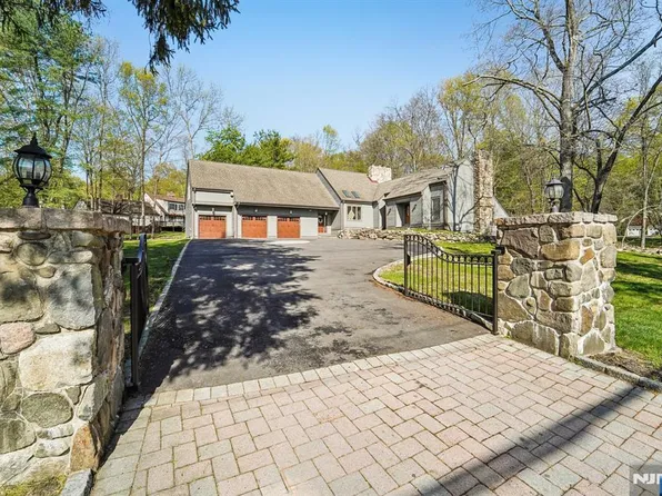 11 Carlough Rd, Upper Saddle River, NJ 07458