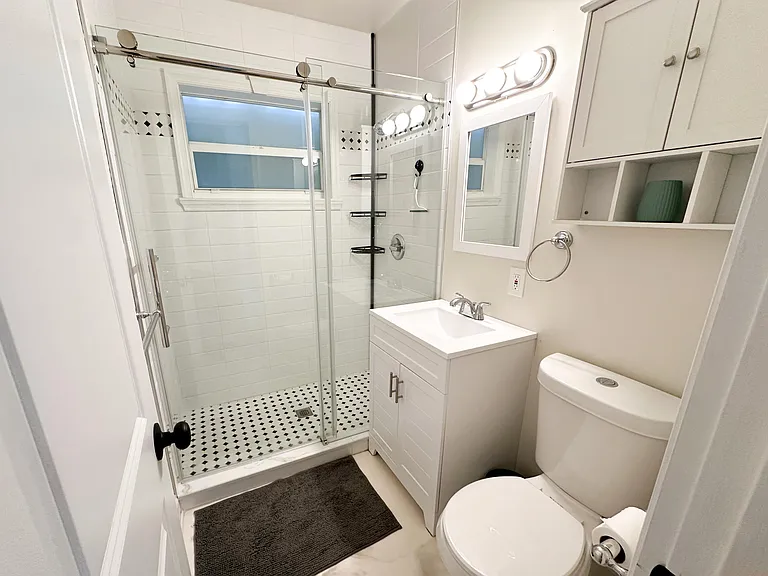 825 NE 6th St #2 — Photo 8