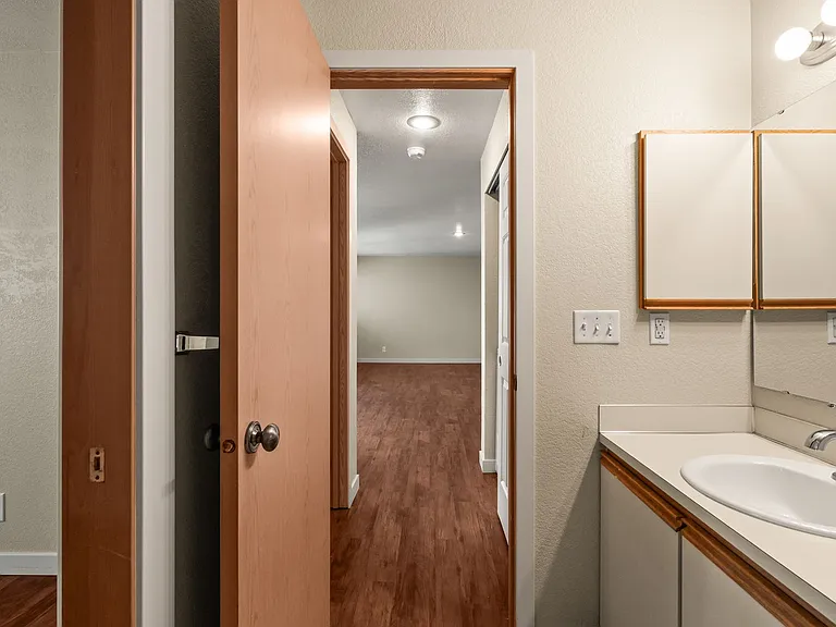 Newland Apartments — Photo 15
