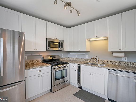 5th image of 4105 Oxford Ln APT 302