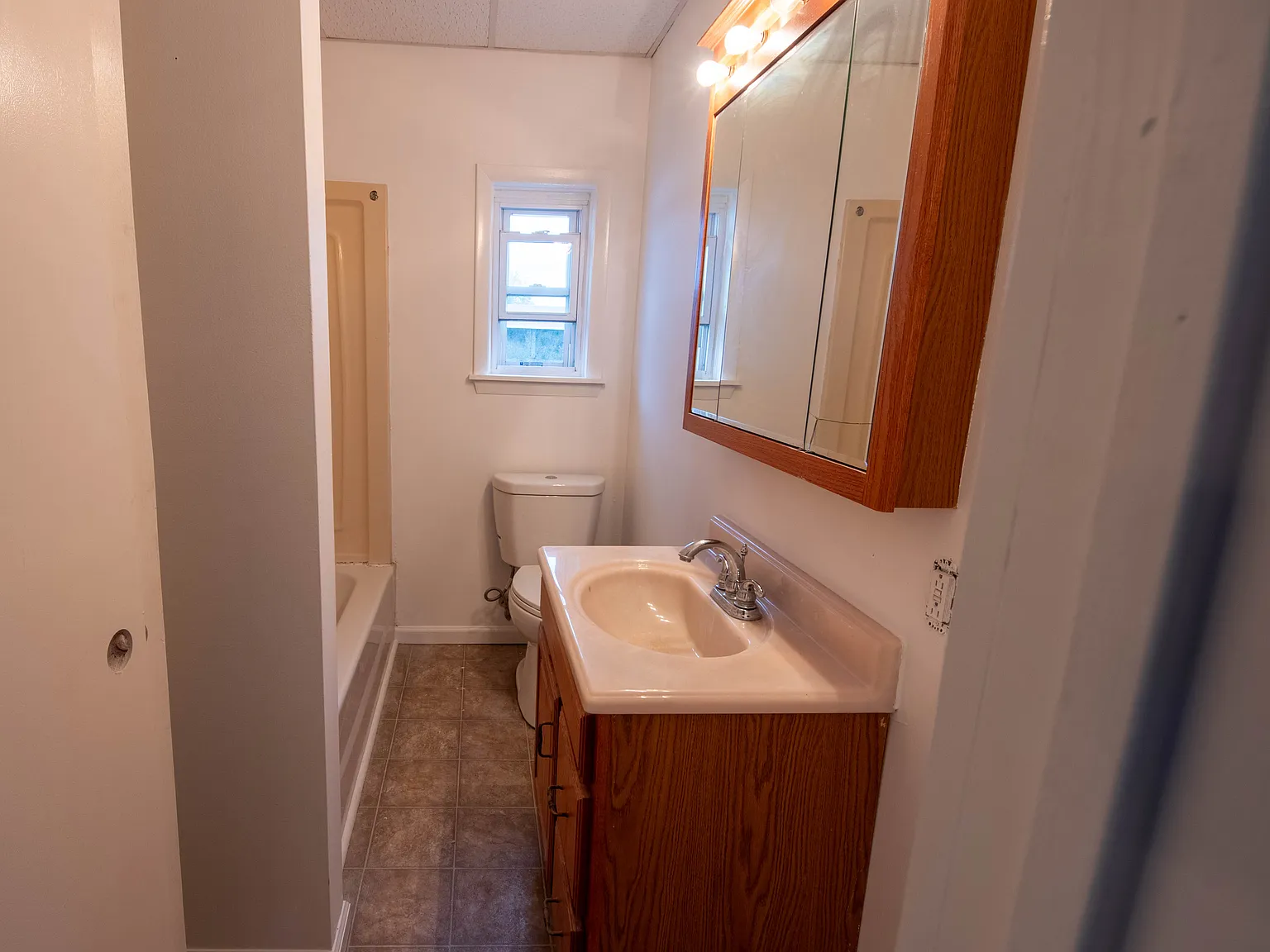 4 bed, 1100 sqft, $1,800 — Photo 2