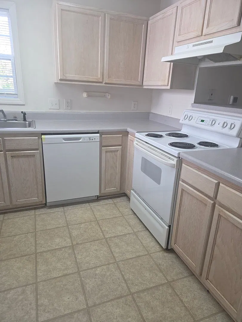 4 bed 4 bath whole unit or room rentals with a $120 application fee credited to the first full mo... — Photo 4