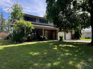 9481 Burning Tree Dr, Freeland, MI 48609