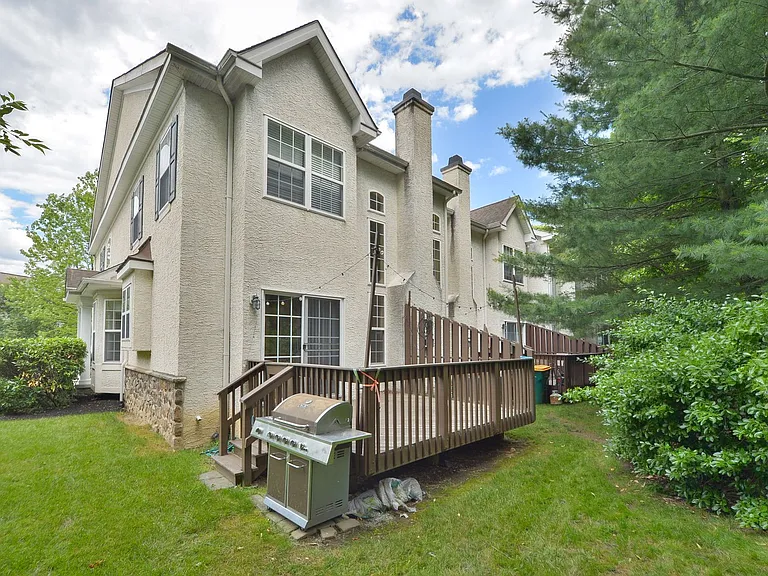 200 Rolling Hill Dr — Photo 3