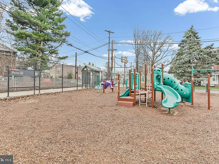 96 E Berkley Ave — Photo 2