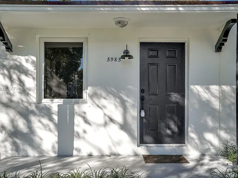 5985 SW 41st St #FRONT — Photo 15