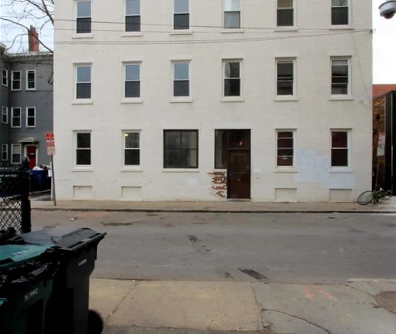 3 bed, 900 sqft, $3,700 — Photo 1