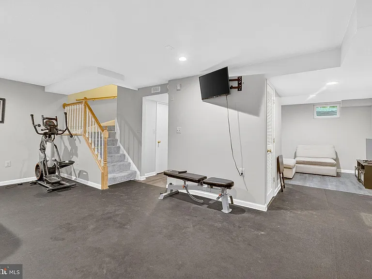 9821 Owens Ct — Photo 32