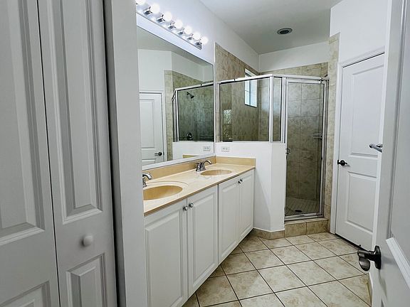 Master Bedroom Bathroom