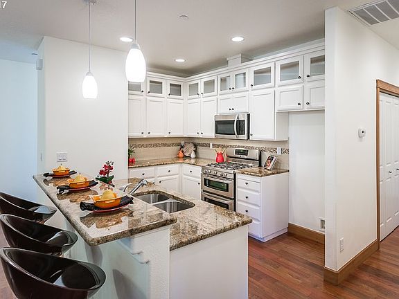 5th image of 10555 SW Crestwood Dr