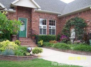 1 Fairway Dr, Eureka Springs, AR 72631