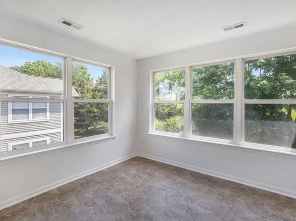 1111 Heatherwood Ln #1111, Ann Arbor, MI 48108