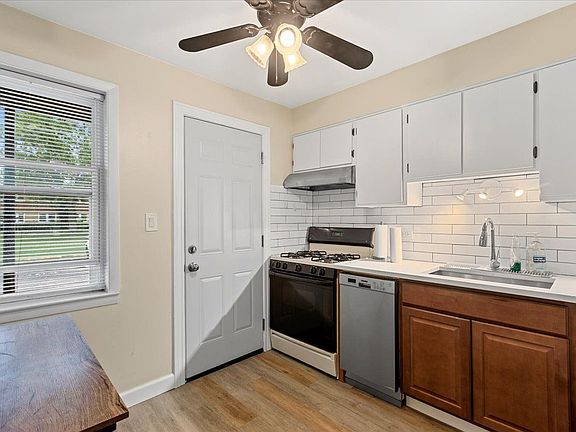 5th image of 1725 Howard Ave #104
