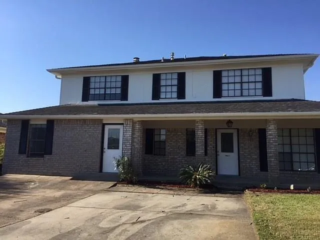 805 Champagne Dr — Photo 1