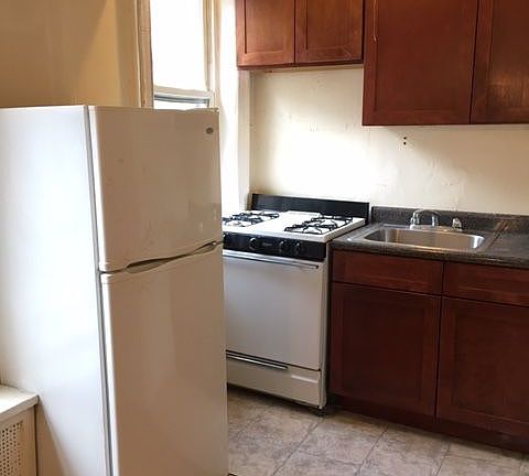 3rd image of 2110 Westbury Ct APT 4O