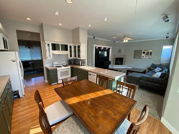 3rd image of 3643 Park Dr