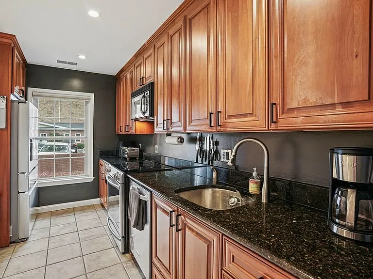 1654 Beekman Pl NW #A — Photo 14
