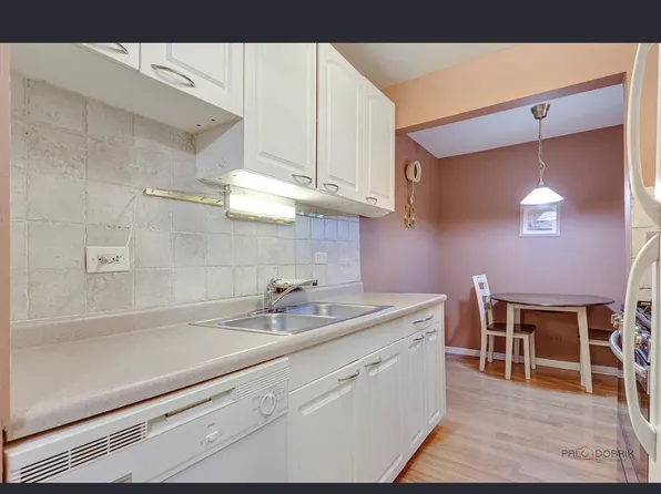 7 Oak Creek Dr, Buffalo Grove, IL 60089