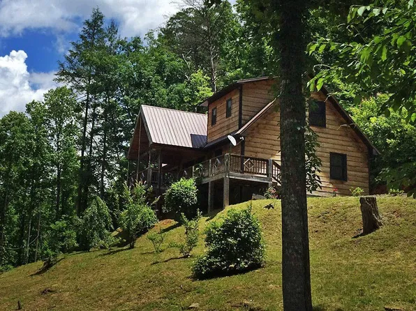 76 Riverside Dr, Whittier, NC 28789