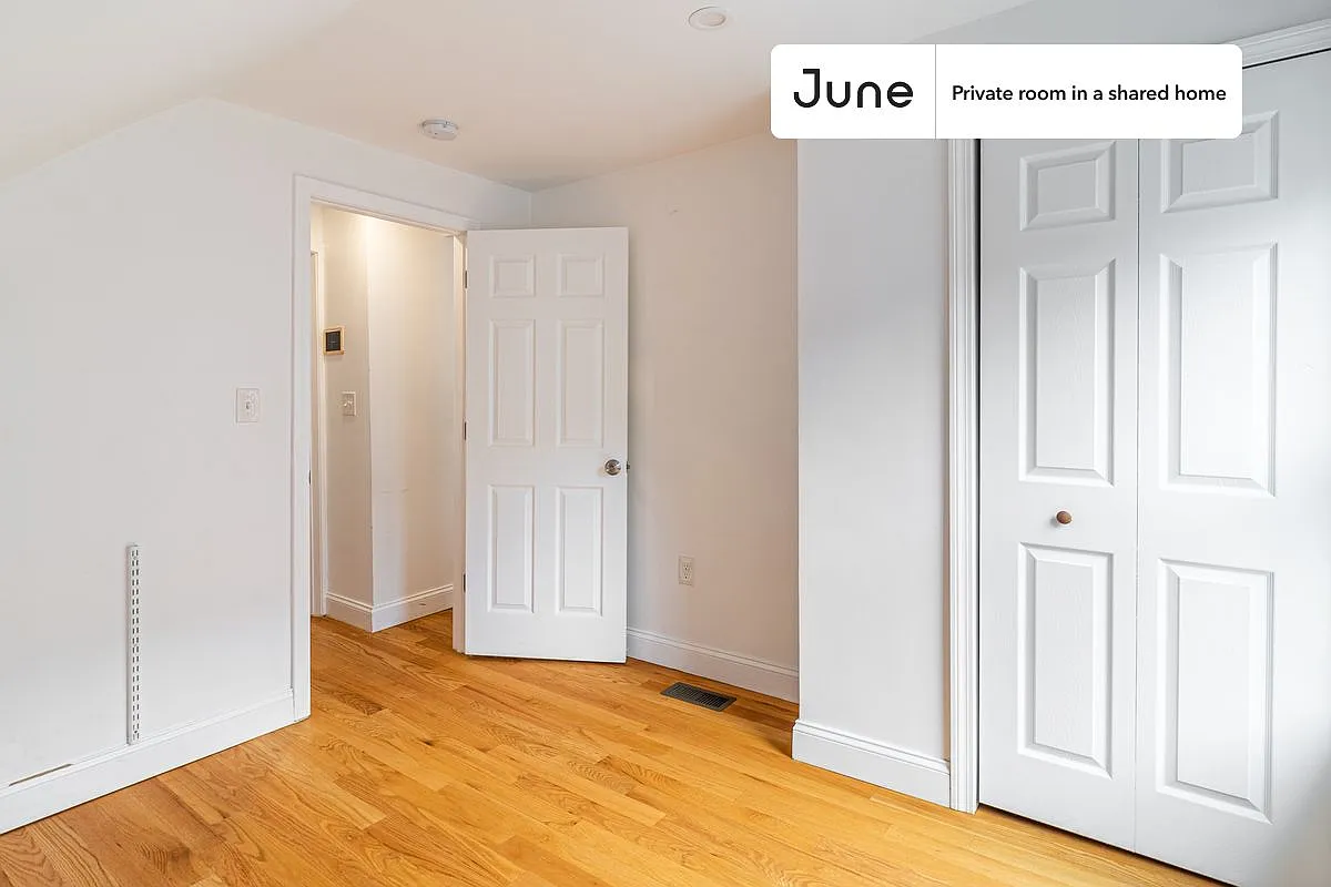 Full bedroom in 6 bed/2 bath home in Somerville #1379 E — Photo 3