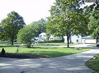 27215 Bellevue Dr, North Olmsted, OH 44070
