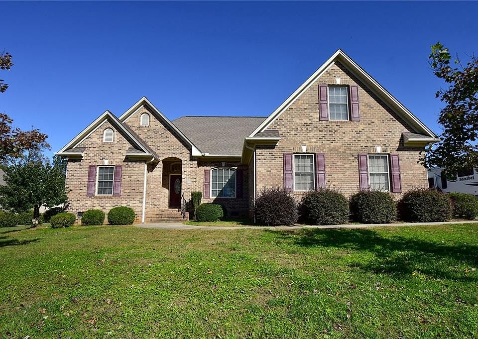 1st image of 615 Carraway Dr