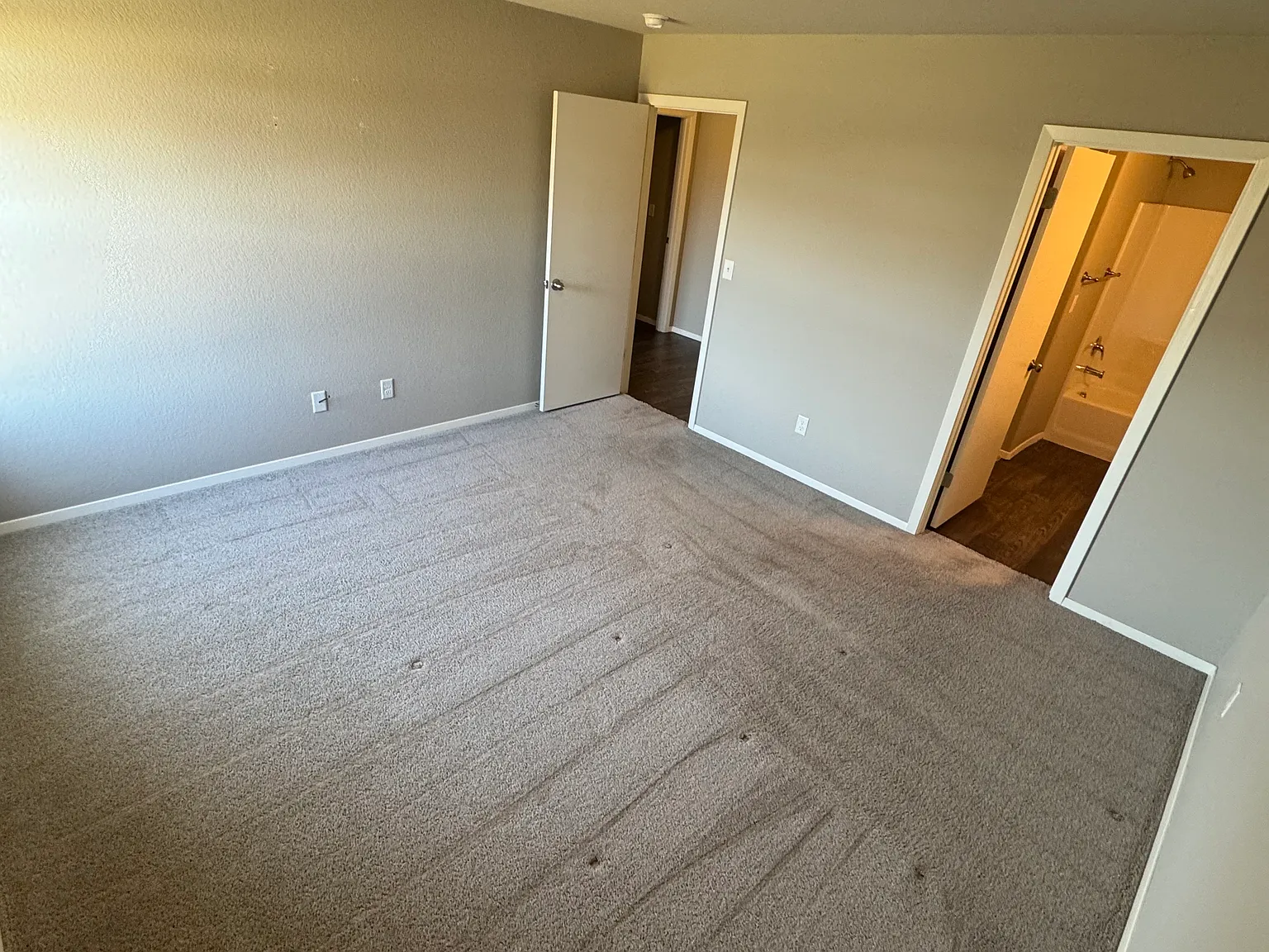3 bed, 1370 sqft, $900 — Photo 4