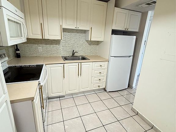3rd image of 2025 NE 164th St APT 318