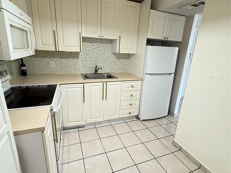 2025 NE 164th St #318 — Photo 3