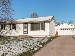 400 Daws Rd, Hiawatha, IA 52233