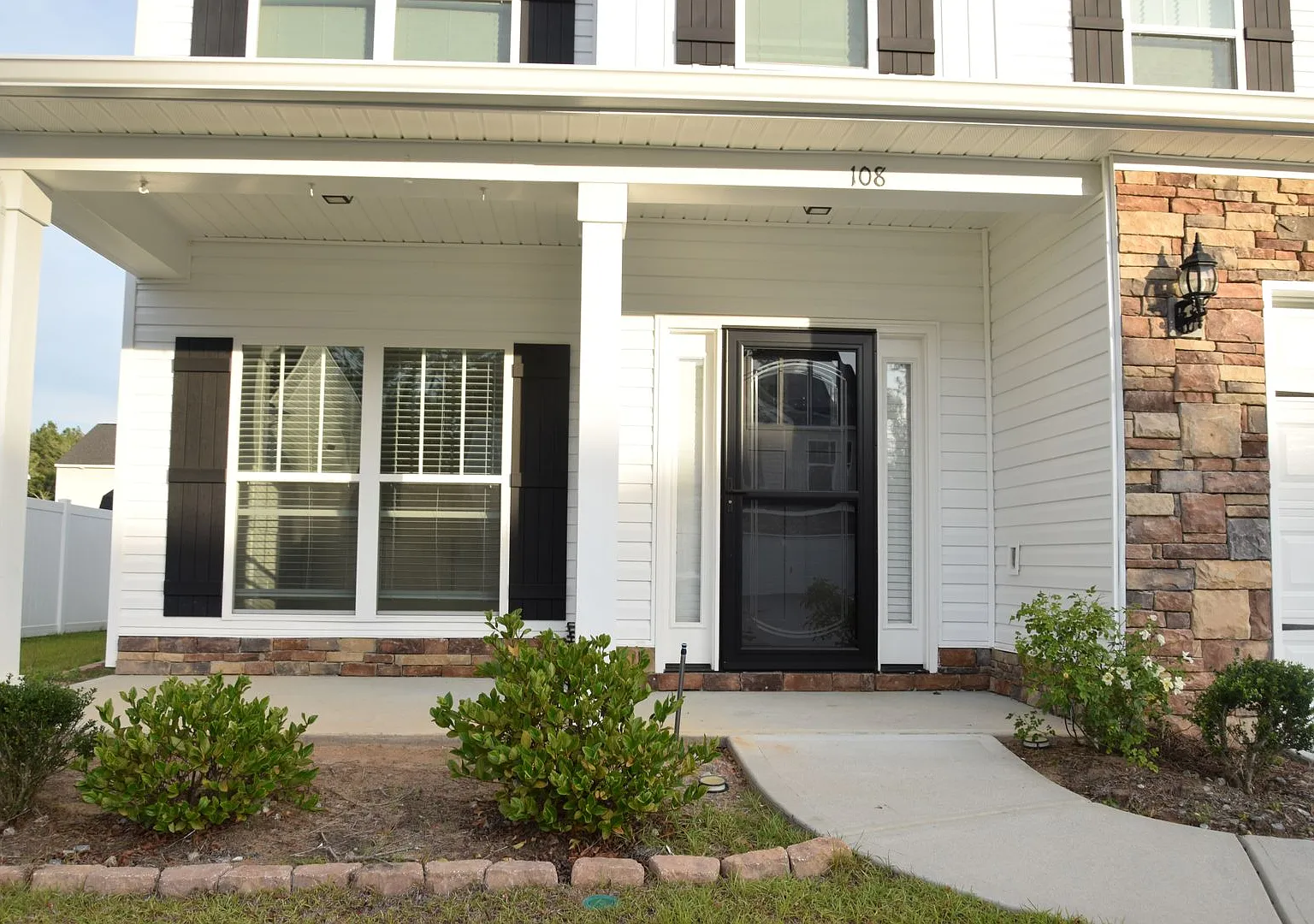 Spacious 4 bed, 2.5 bath Home with Neighborhood Amenities! — Photo 2