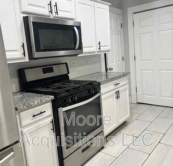 1018 W Sears St — Photo 11