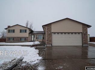 12 Lakeview Dr, Douglas, WY 82633