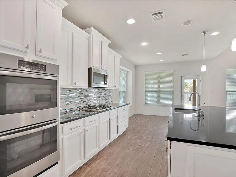 18 Garden Path Pl — Photo 15