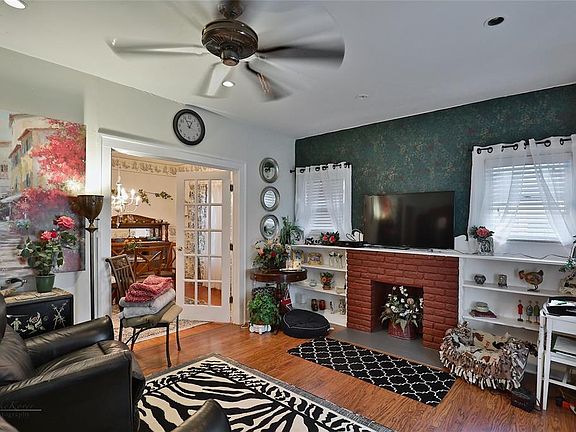 4th image of 842 Ross Ave