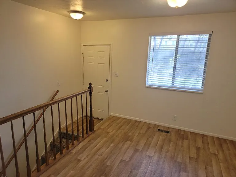 656 E Larchwood Dr — Photo 2