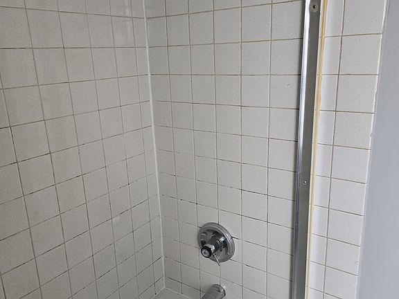 3rd image of 4849 Northcote Ave #2F