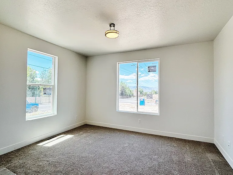 375 E 1600 N — Photo 20