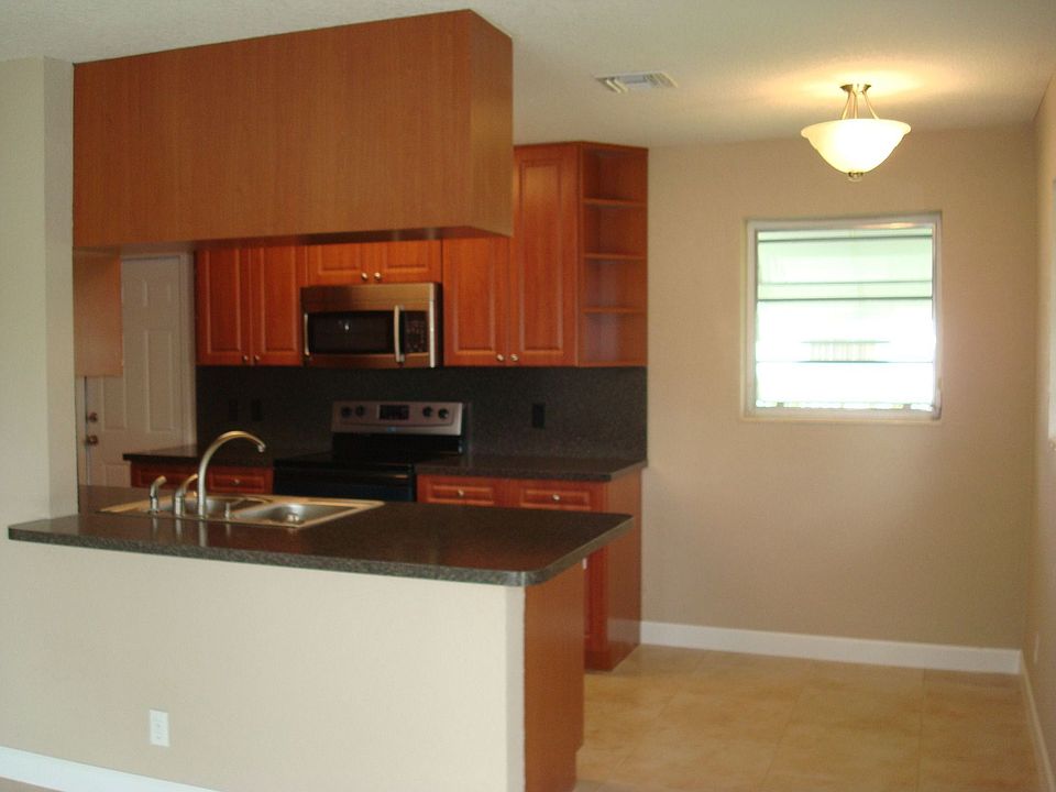 Remodeled Kitchen w/breakfast nook